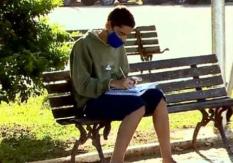 Willian estudando na praça - Foto: reprodução / SBT