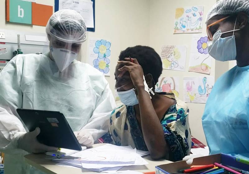 Carla na vídeochamada com a família - Foto: reprodução / TVGlobo