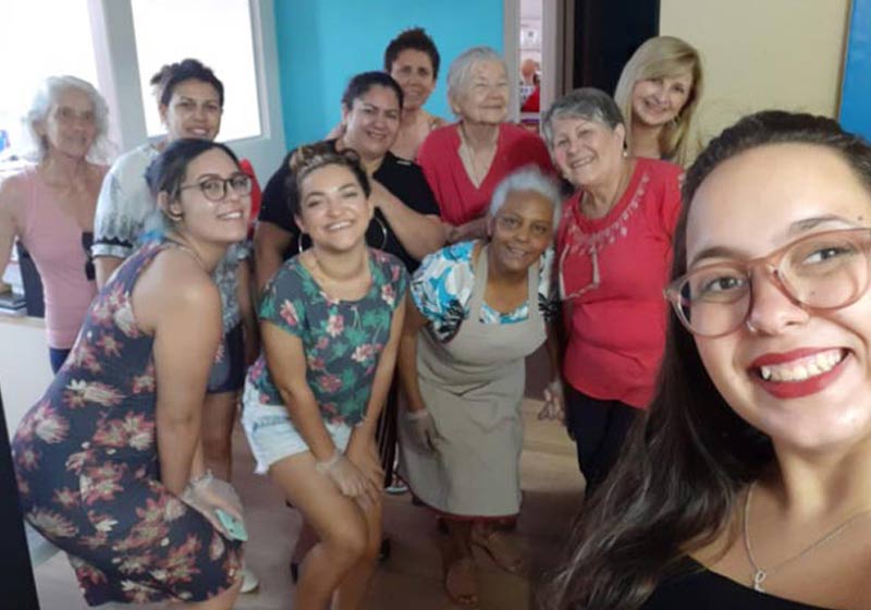 Voluntárias e a diretora Ana (frente) - Foto: divulgação