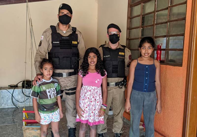PMs e as crianças - Foto: Polícia Militar de Alpinópolis/MG
