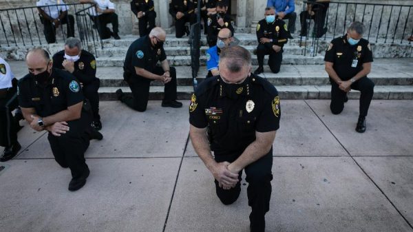 Policiais ajoelhados na Flórida - Foto: Eva Marie Uzcategui/AFP