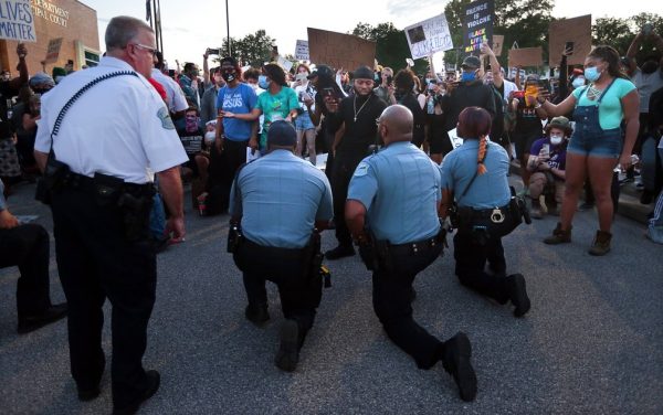 Policiais ajoelhados em Missouri - Foto: Robert Cohen/St. Louis Post-Dispatch via AP