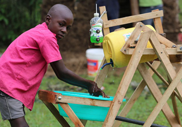 Stephen Wamukota, 9 anos, de Siboti Ward, em Bumula, Bungoma County, mostra como sua inovadora máquina de lavar as mãos funciona. Foto: Daily Nation