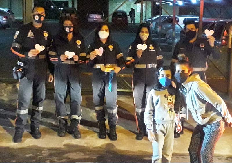 Profissionais do Samu com Maria Eduarda - Foto: divulgação