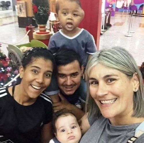 Gadiel, a família e Viviane que os acolheu - Foto: Refúgio 343