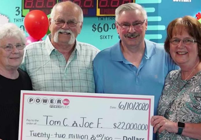 amigos-loteria-premio-close Tom Joe e as esposas - Foto: Wisconsin Lottery