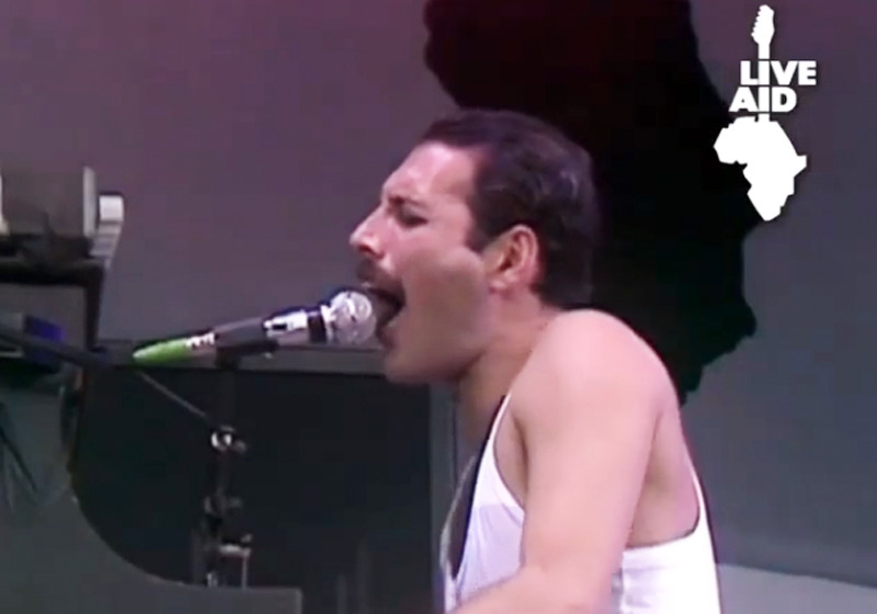 Freddie Mercury no Live Aid / 1985 - Foto: reprodução / Queen