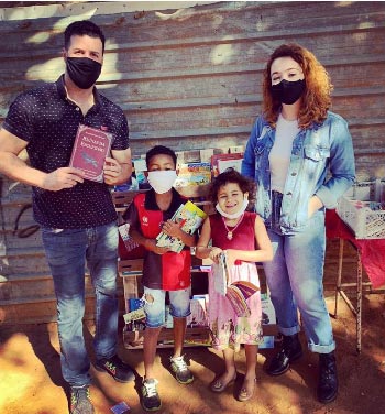 Bruno, crianças e escritora Beatriz De Felice- Foto: arquivo pessoal