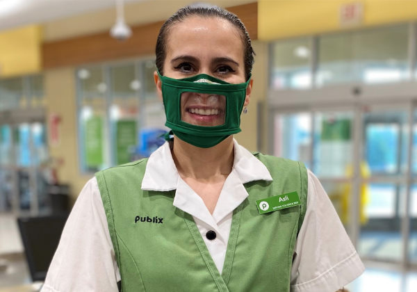A funcionária da Public com a máscara de Brian Foto: instagram