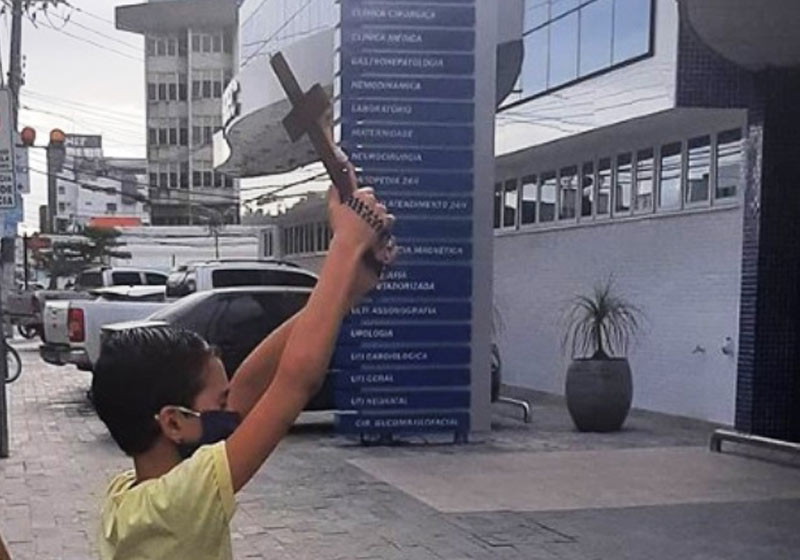 Luan orando na porta de hospital - Foto: arquivo pessoal
