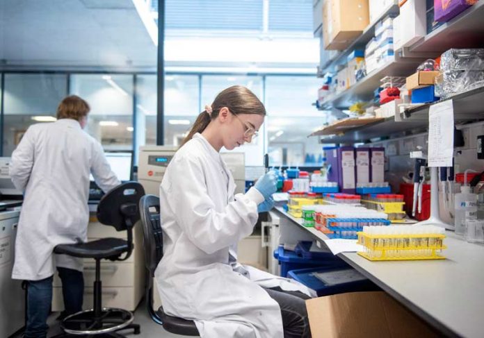pesquisadores-nao-dormem-vacina-close Laboratório da Universidade de Oxford - Foto: John Cairns / AP