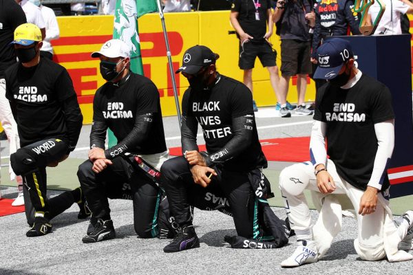 Lewis Hamilton ajoelhado com pilotos - Foto: Mark Thompson / Reuters