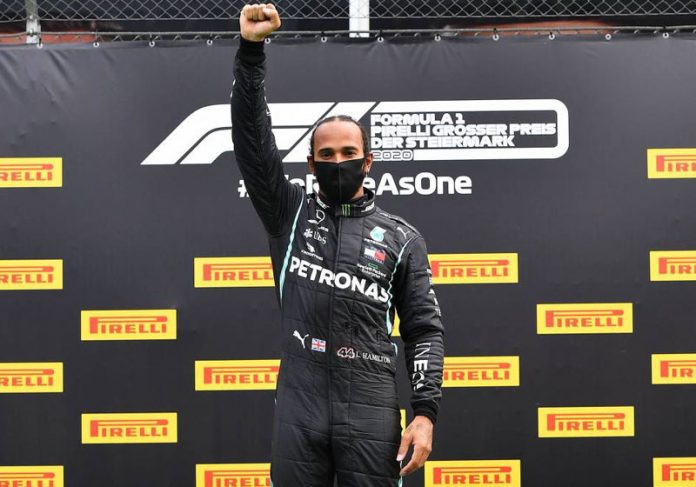 piloto-hamilton-punho-close Hamilton faz protesto antirracismo - Foto: Joe Klamar / AFP