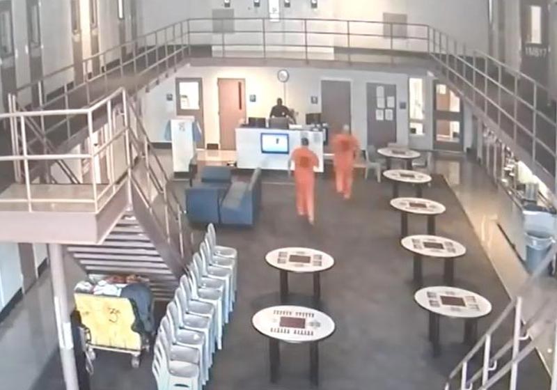 Presos correm para salvar agente - Foto: reprodução / CBS