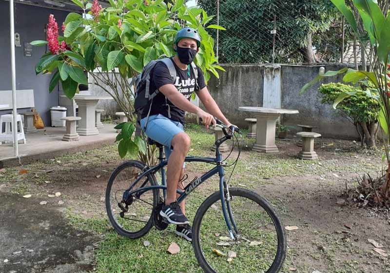 Professor Athur na bike - Foto: Catarina Lima / Arquivo pessoal