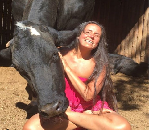 Patrícia e a vaca Sidarta Foto: Instagram