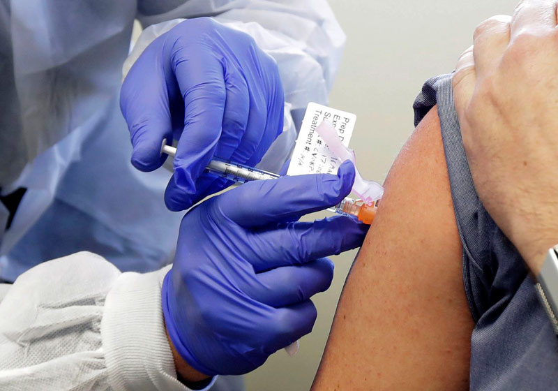 Voluntário recebe dose da vacina dos EUA - Foto: Ted. S Warren / AP