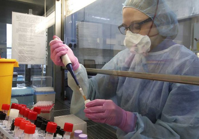 vacina-russa-lab-close-696x487 Testes da vacina russa - Foto: Sergei Karpukhin / TASS