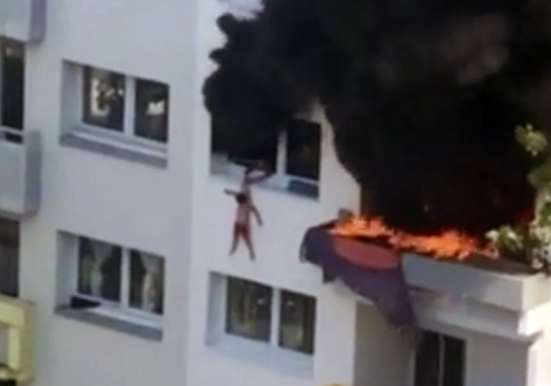 Irmãos na janela no terceiro andar - Foto: reprodução