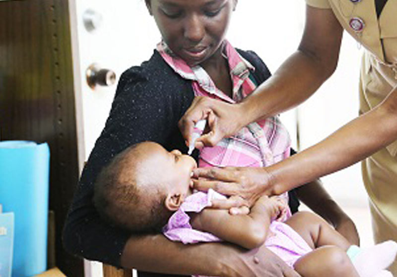 Criança sendo vacinada - Foto: OPAS