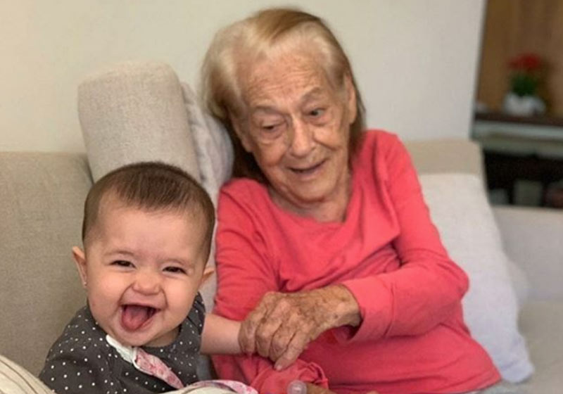 Dona Olinda com bisneta - Foto: arquivo pessoal