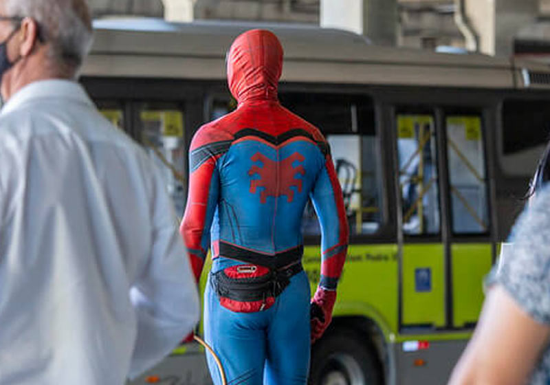 Homem-Aranha vendendo pipoca - Foto: reprodução / Amanda Dias/BHAZ