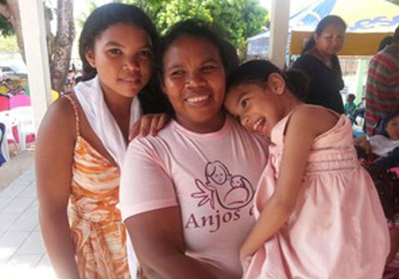 Maria das Dores com as filhas - Foto: Caçadores de Bons Exemplos