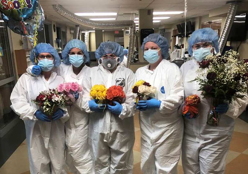 Enfermeiras com as flores de Kay - Foto: Facebook / @ Lafayette General