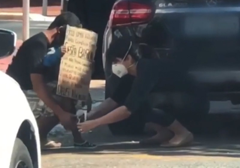 Motorista calça tênis em criança na rua - Foto: reprodução / Instagram