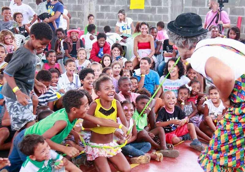 Patrick vestido de palhaço contagia crianças - Foto: Milena Kuezmynda / Divulgação