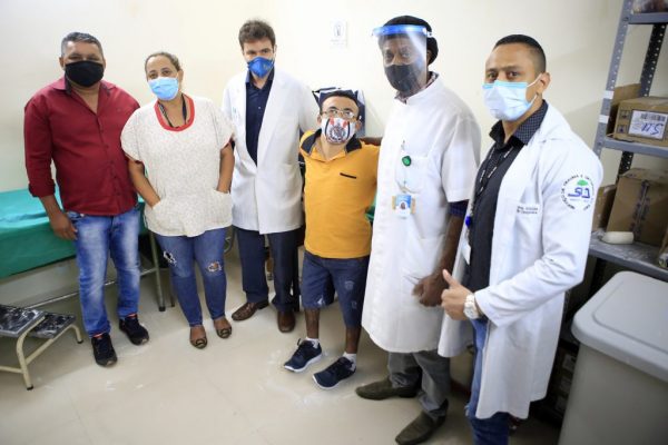 Eugênio Marques {de amarelo) com equipe médica - Foto: reprodução / IGESDF
