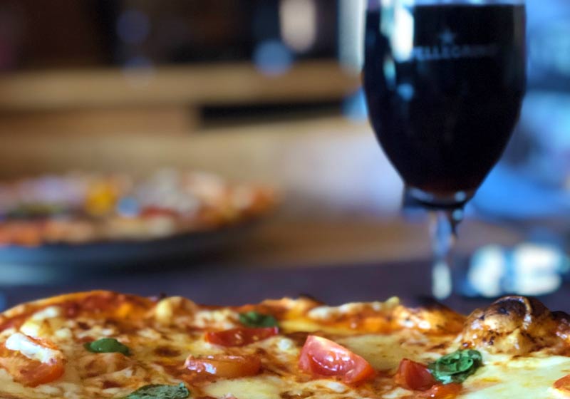 Pizza com vinho - Foto: Luis herdt / Unsplash