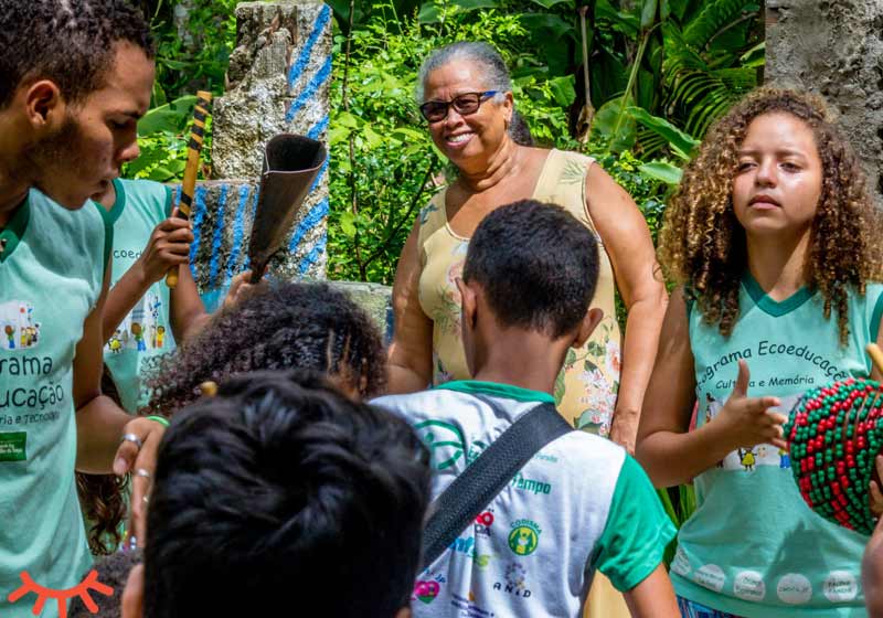 Mestra Doci e os alunos - Foto: divulgação