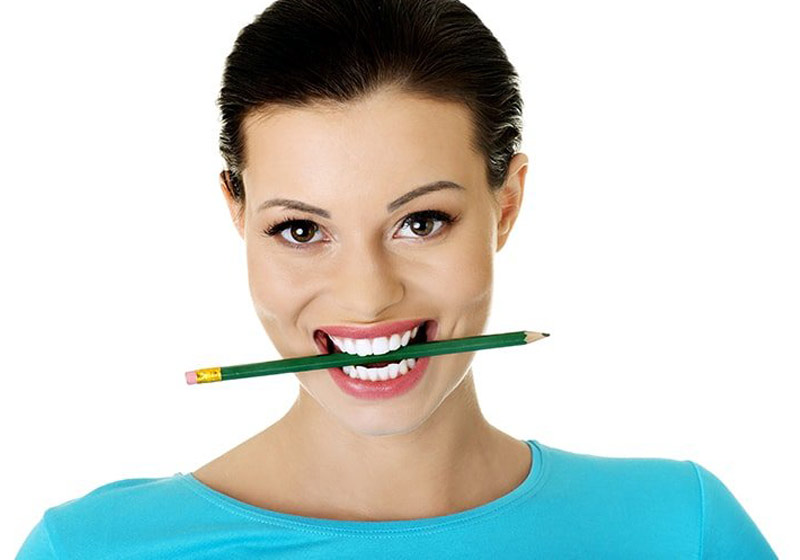 Sorrir com lápis na boca - Foto: Tulsadentalcare