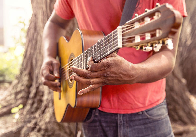 Tocando violão - Foto: Pixabay / Ryan McGuire