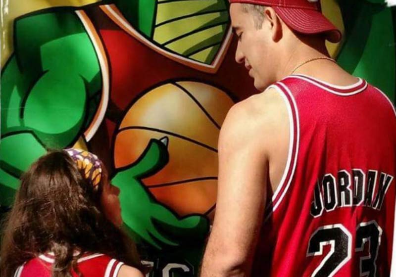 Cláudio e uma aluna - Foto: divulgação