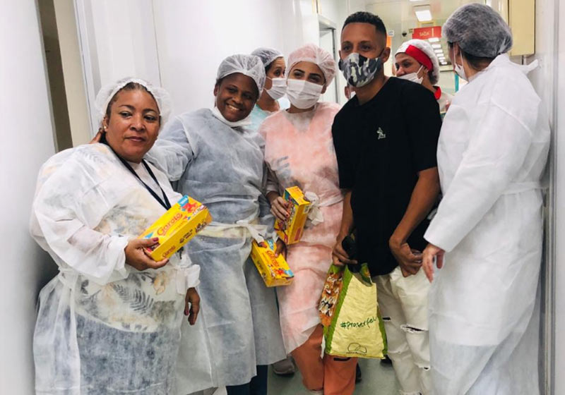 Geivisson entregando os bombons - Foto: arquivo pessoal