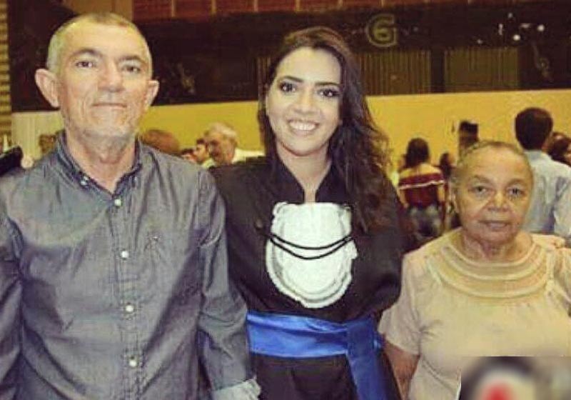 Jéssica com os pais em formatura no Brasil - Foto: arquivo pessoal