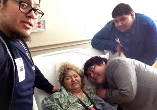 Os irmãos Pena com a mãe, antes de morrer