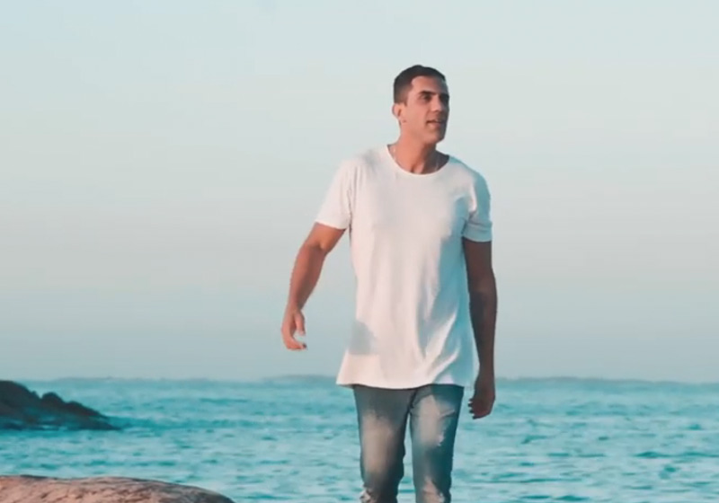 Rodrigo CX no clipe Notícia Boa - Foto: Youtube