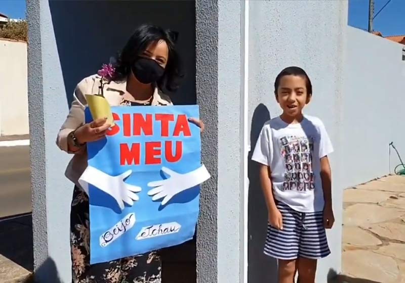 Professora Carmelucia e um dos alunos - Foto: reprodução / Instagram