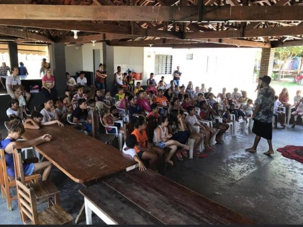 Daniel com os jovens que ajuda - Foto: arquivo pessoal