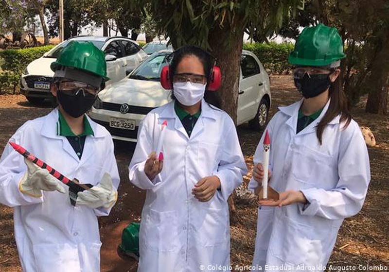 Alunas com minifoguetes - Foto: Colégio Agrícola Adroaldo Augusto Colombo