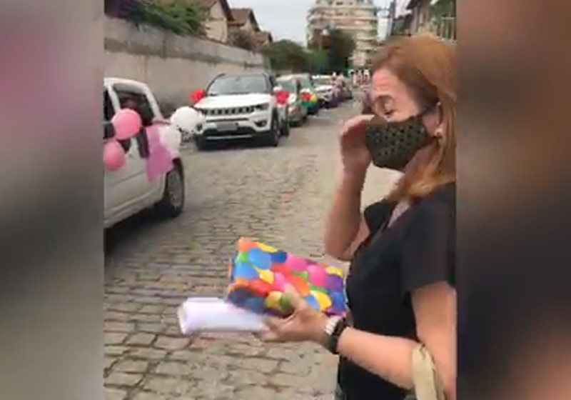 Professora Aliane se emociona com carreta - Foto: Instagram