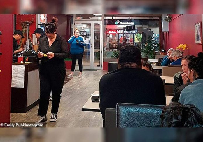 clientes-restaurante-close ClieClientes atendendo clientes - Foto: Emliy Puhi /Instagramntes atendendo clientes - Foto: Emliy Puhi /Facebook
