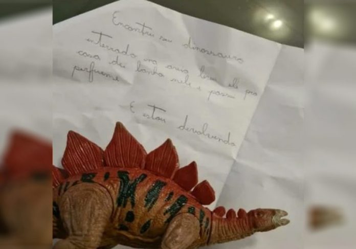dinossauro-bilhete-close O dinossauro e o bilhete - Foto: reprodução / Metrópoles