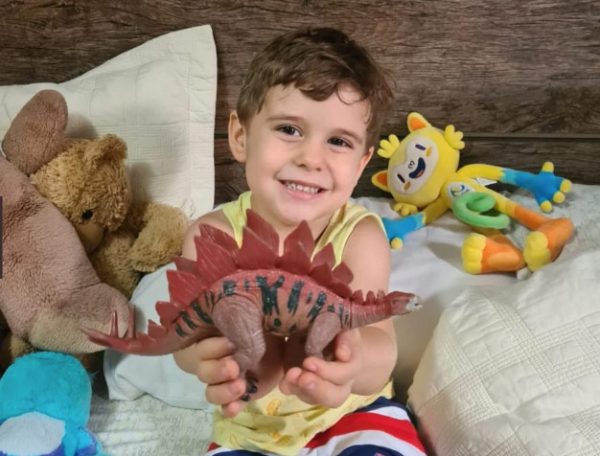 Erik e o dinossauro recuperado - Foto: reprodução / Metrópoles