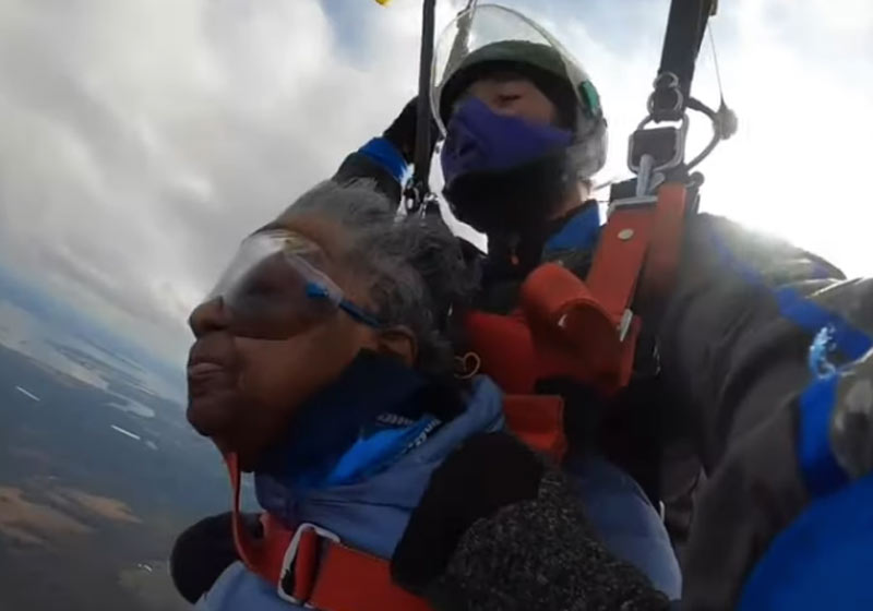 VÍDEO: idosa de 75 anos realiza sonho de saltar de paraquedas no