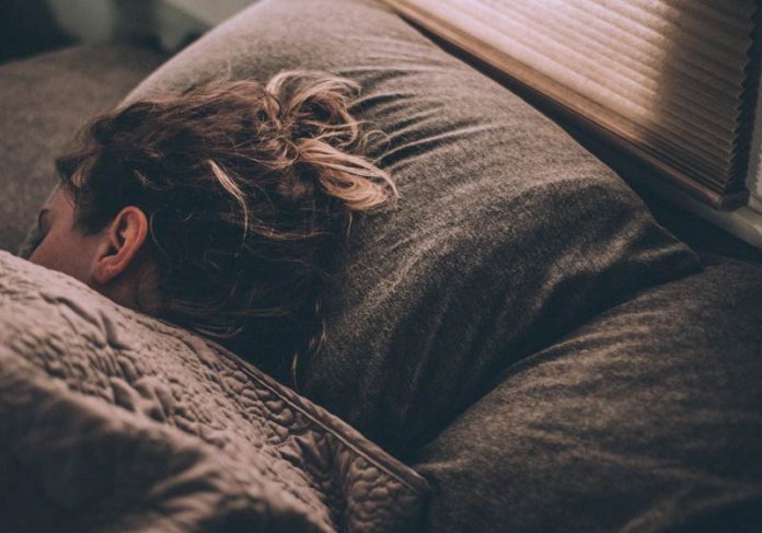 insonia-cobertor-close Dormir com cobertor pesado - Foto: Unsplash / Gregory Pappas
