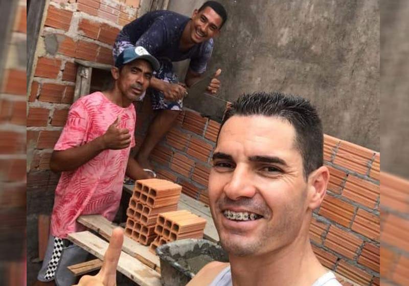 Jackson e os amigos na obra - Foto: reprodução / Instagram